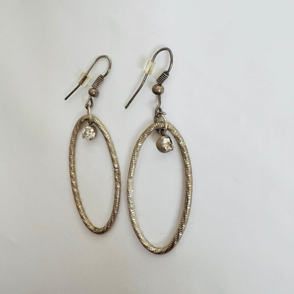 Vintage textured oval hoop dangling earrings - Picture 3 of 4